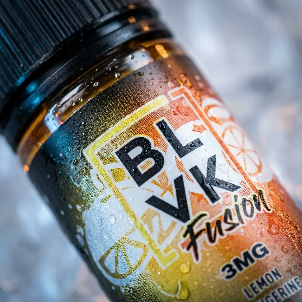 Detalhe do rotulo, bico e gotas de condensacao da garrafa Blvk Unicorn Lemon Tangerine Ice - Vapor Gringo