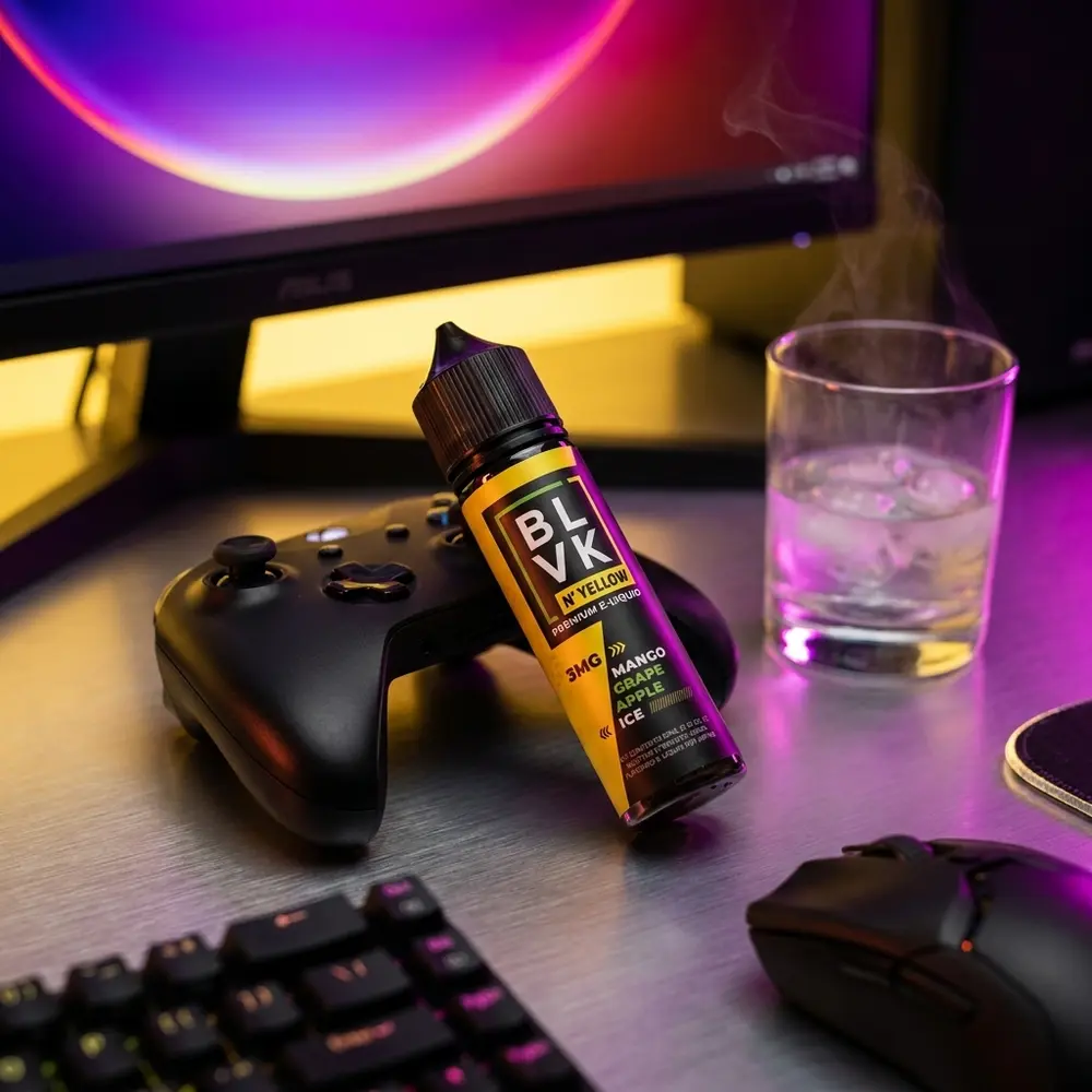 Frasco Blvk Unicorn Yellow apoiado em controle sobre mesa gamer RGB, luzes roxas e amarelas ao fundo - Vapor Gringo