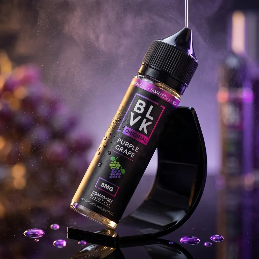 Frasco de líquido BLVK Unicorn Purple Grape sobre acrílico preto com iluminação roxa intensa e gotas de condensação - Vapor Gringo