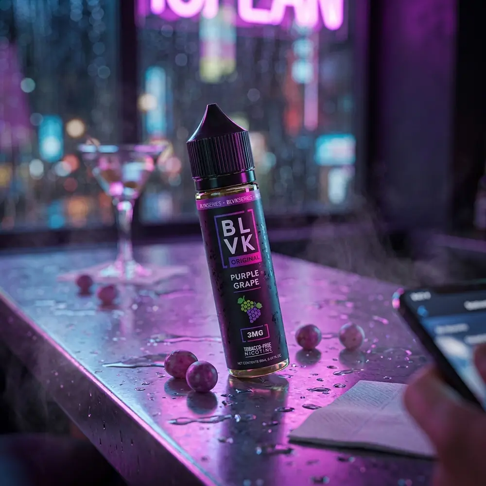 Frasco BLVK Unicorn Purple Grape num balcão molhado de bar noturno com luzes neon roxas e uvas ao lado - Vapor Gringo