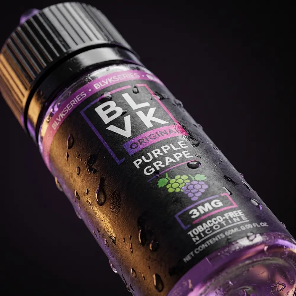 Close-up do rótulo BLVK Unicorn Purple Grape com gotas de água, textura do vidro e reflexos realistas - Vapor Gringo