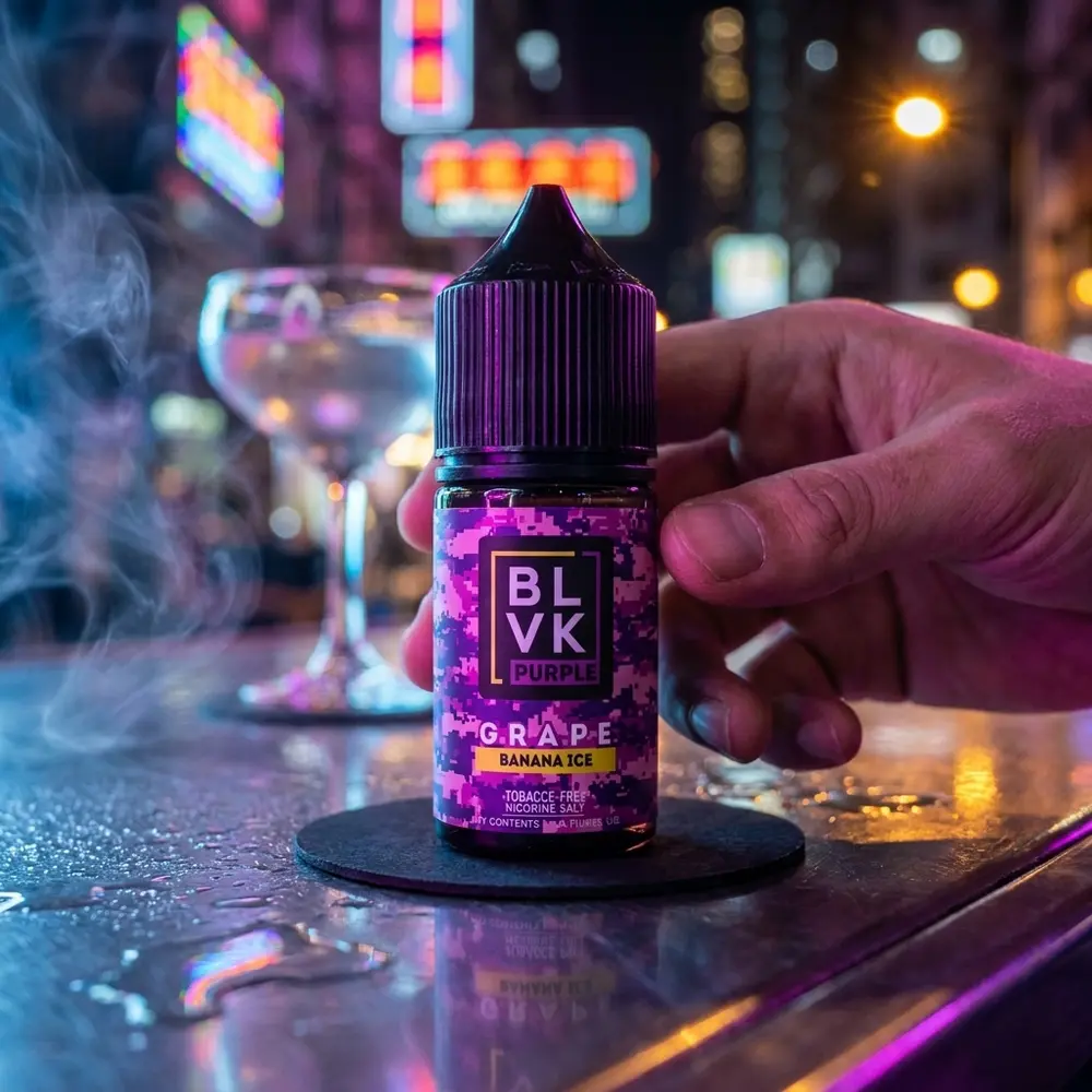 Garrafa Líquido Blvk Unicorn Salt Grape Banana Ice num balcão urbano com reflexos neon roxos e vapor sutil - Vapor Gringo