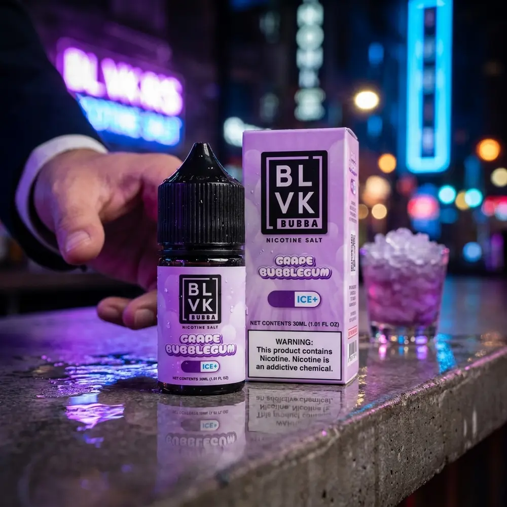 Frasco BLVK Unicorn Salt Grape Bubblegum Bubba num balcão urbano molhado com reflexos neon roxos e azul - Vapor Gringo