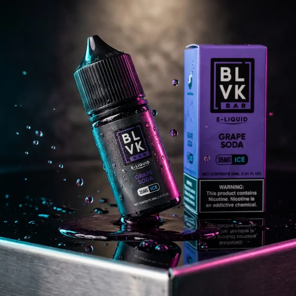 Líquido BLVK Unicorn Salt Grape Soda Ice sobre superfície preta molhada com reflexos roxos e condensação - Vapor Gringo