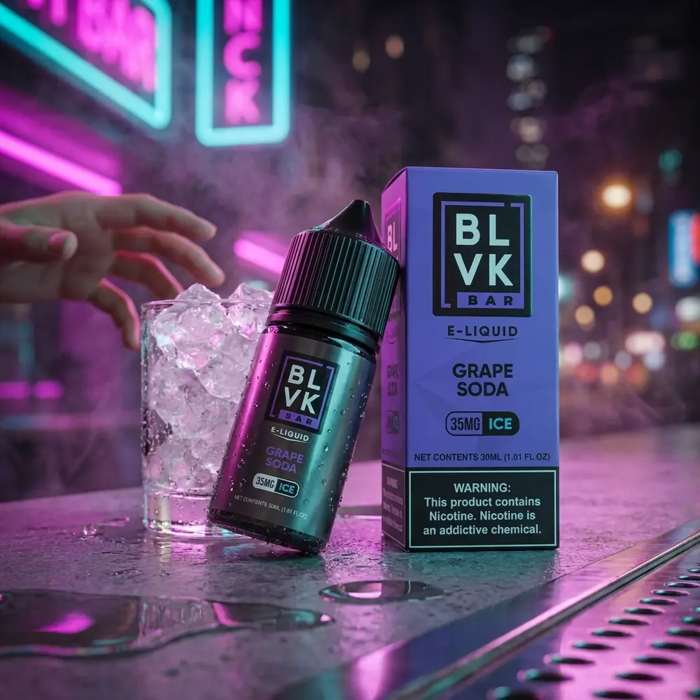 Frasco Líquido BLVK Grape Soda Ice encostado em balcão urbano com letreiro neon roxo e gotas no tampo - Vapor Gringo