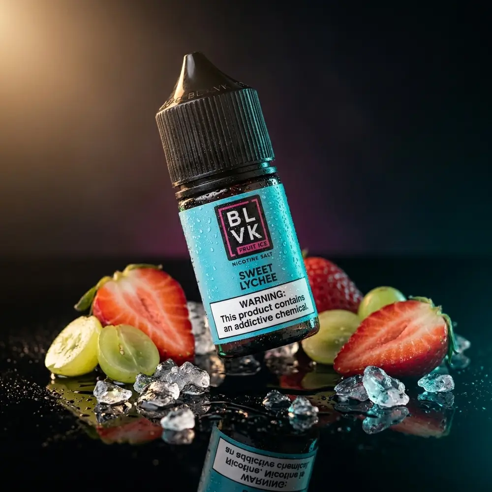 Frasco Líquido BLVK Unicorn Salt Strawberry Grape sobre acrílico preto com morangos e gelo, iluminação cinematográfica - Vapor Gringo