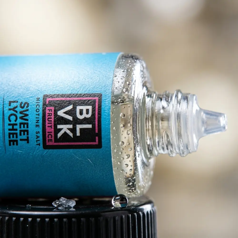 Detalhe do rótulo do Líquido BLVK Unicorn Salt Strawberry Grape com gotas de condensação e borda metálica do cap - Vapor Gringo