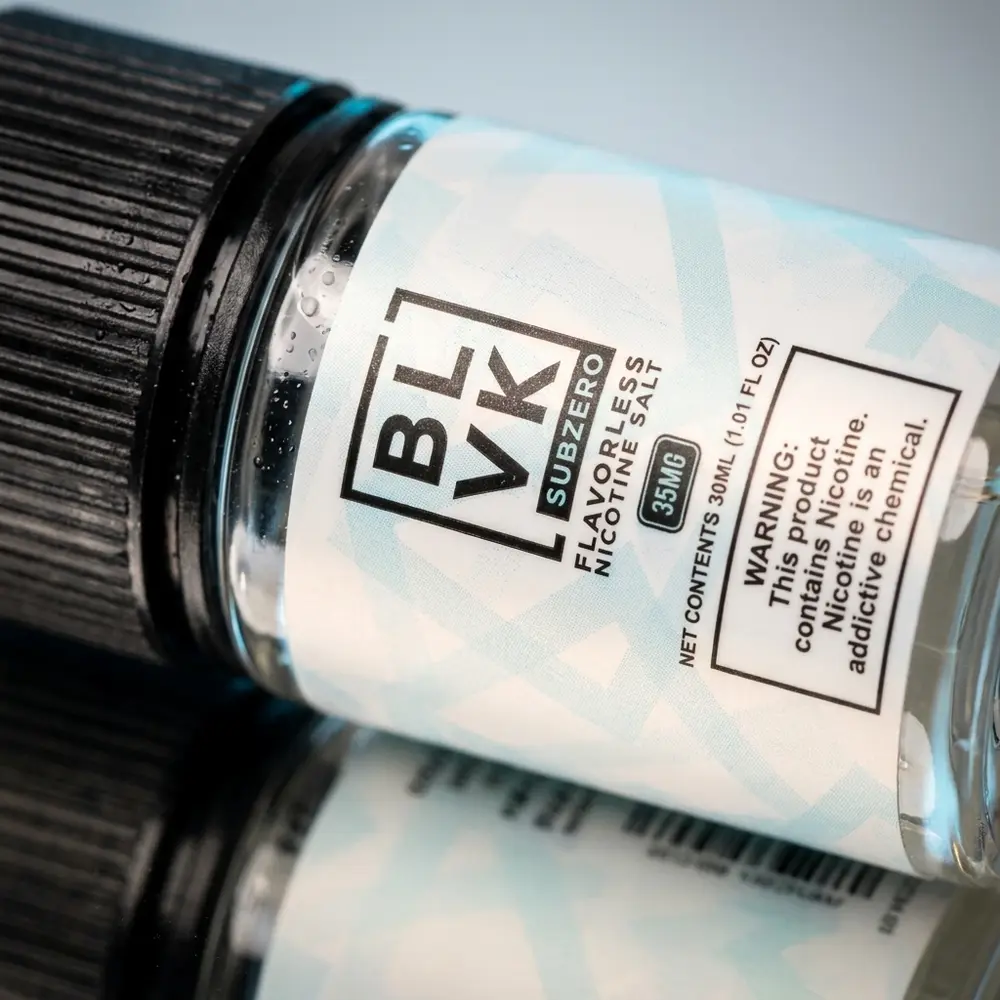 Close macro do rótulo BLVK Unicorn Salt SubZero com gotas de condensação e detalhes nítidos do vidro. - Vapor Gringo