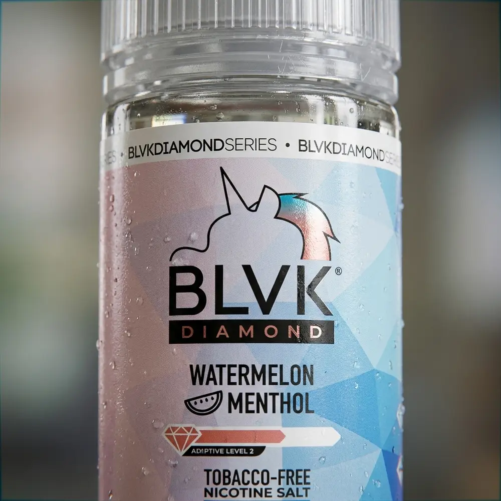 Detalhe macro do rótulo e bico do líquido Blvk Unicorn Salt, textura da etiqueta, reflexos e gotas de condensação - Vapor Gringo