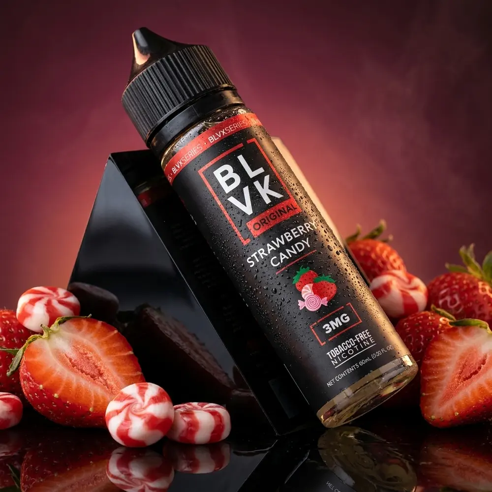 Garrafa de líquido Blvk Unicorn Strawberry Candy sobre acrílico molhado com morangos e luzes neon - Vapor Gringo