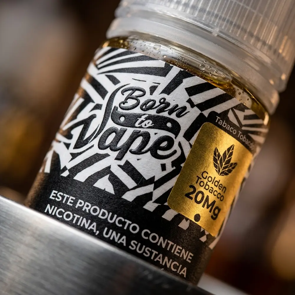 Detalhe macro do rótulo e bico da garrafa Born to Vape Salt Golden Tobacco com gotas de condensação - Vapor Gringo
