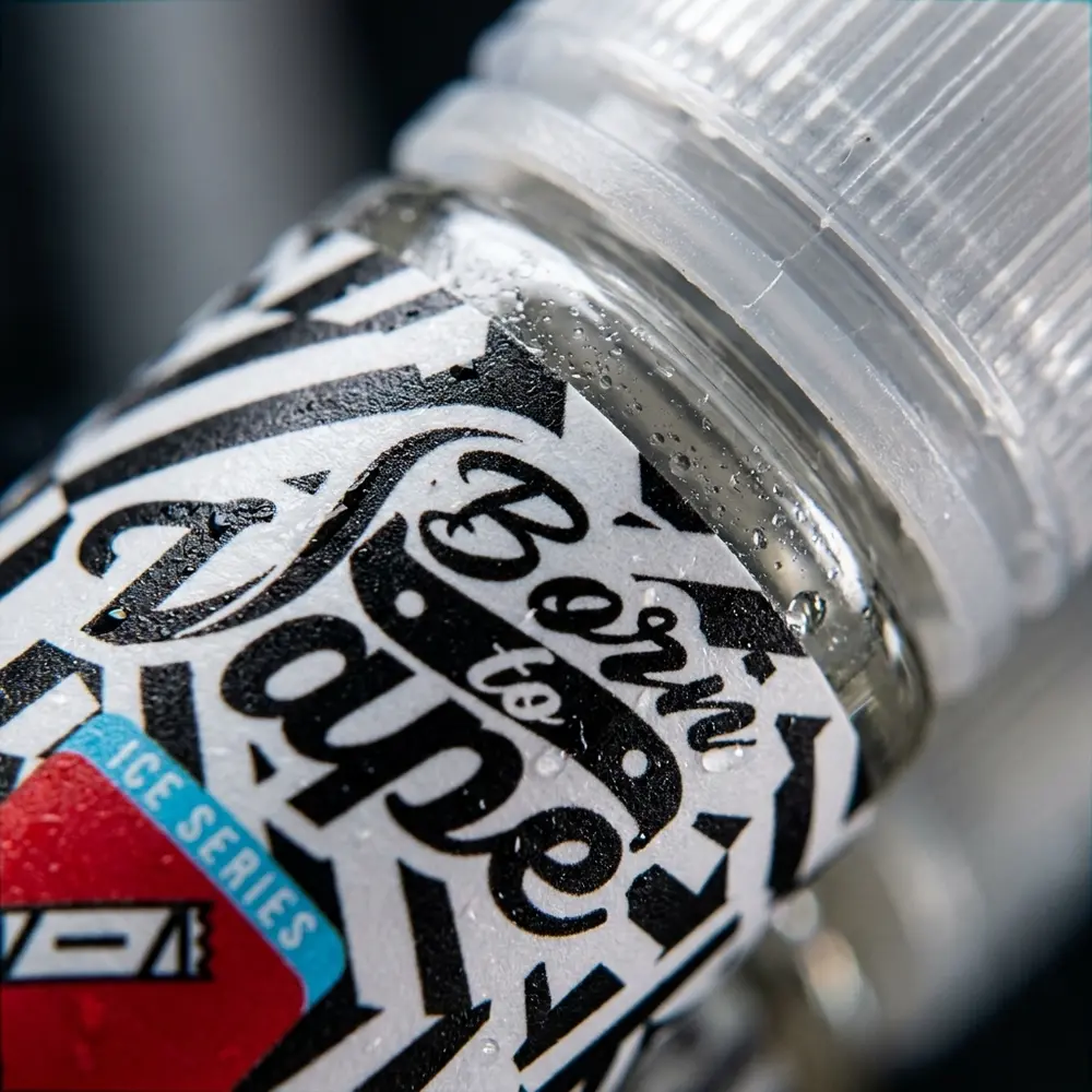 Detalhe do rótulo Líquido Born to Vape Salt - Skittles, textura do vidro e do bico com gotas minuciosas - Vapor Gringo