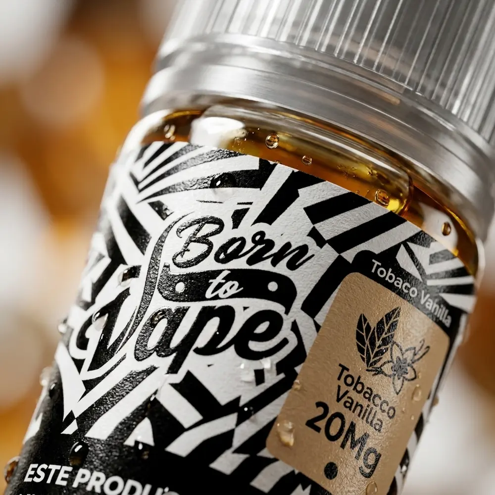 Detalhe do rótulo e bico do líquido Born to Vape Salt Tobacco Vanilla com gotas de condensação e reflexos metálicos - Vapor Gringo