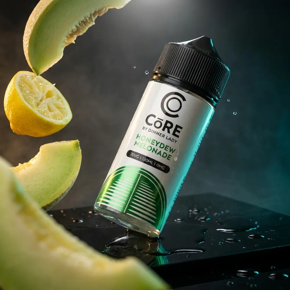 Garrafa Líquido Core Honeydew Melonade 120ml sobre placa preta molhada, fatias de melão e limão ao redor - Vapor Gringo