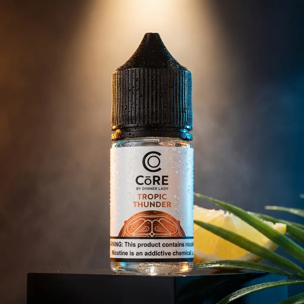 garrafa de liquido core tropic thunder (30ml) em estudio premium sobre base acrilica preta com condensacao e luzes tropicais - Vapor Gringo