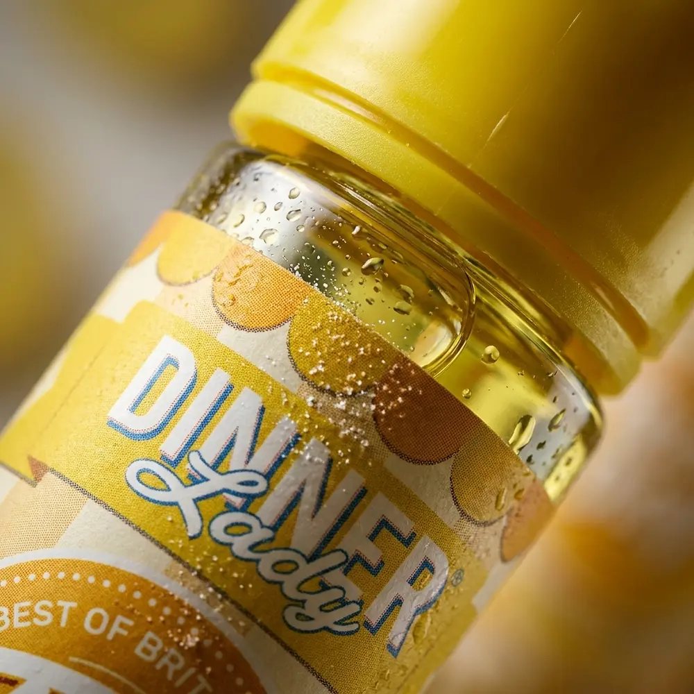 Rótulo Dinner Lady Lemon Sherbets com gotas, textura do vidro, reflexos e detalhes realistas do bico - Vapor Gringo