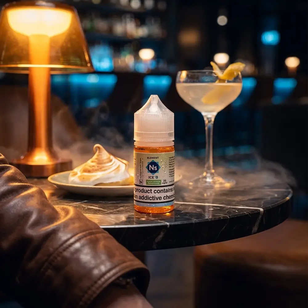 Frasco Element Salt Yuzu Lemon Meringue Ice em lounge de luxo junto a sobremesa e luz ambiente quente - Vapor Gringo