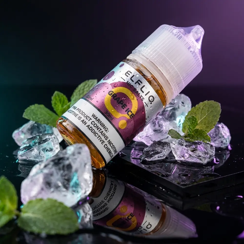 Frasco Líquido Elf Liq Salt - Elf Bar Grape Ice sobre acrílico preto com gelo e reflexos roxos - Vapor Gringo