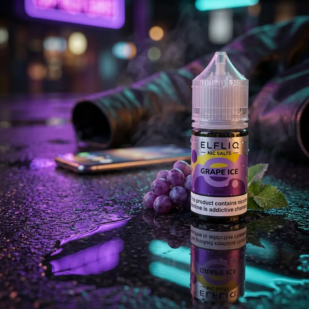 Frasco Líquido Elf Liq Salt - Elf Bar Grape Ice em asfalto molhado com reflexos neon da cidade e uvas - Vapor Gringo