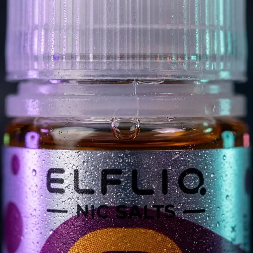 Close-up do bico e rótulo do Líquido Elf Liq Salt - Elf Bar Grape Ice com gotas e condensação - Vapor Gringo