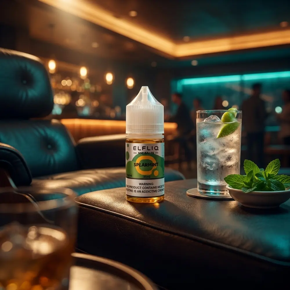 Garrafa Líquido Elf Liq Salt Spearmint em lounge urbano com copo gelado, folhas de hortelã e luzes quentes - Vapor Gringo
