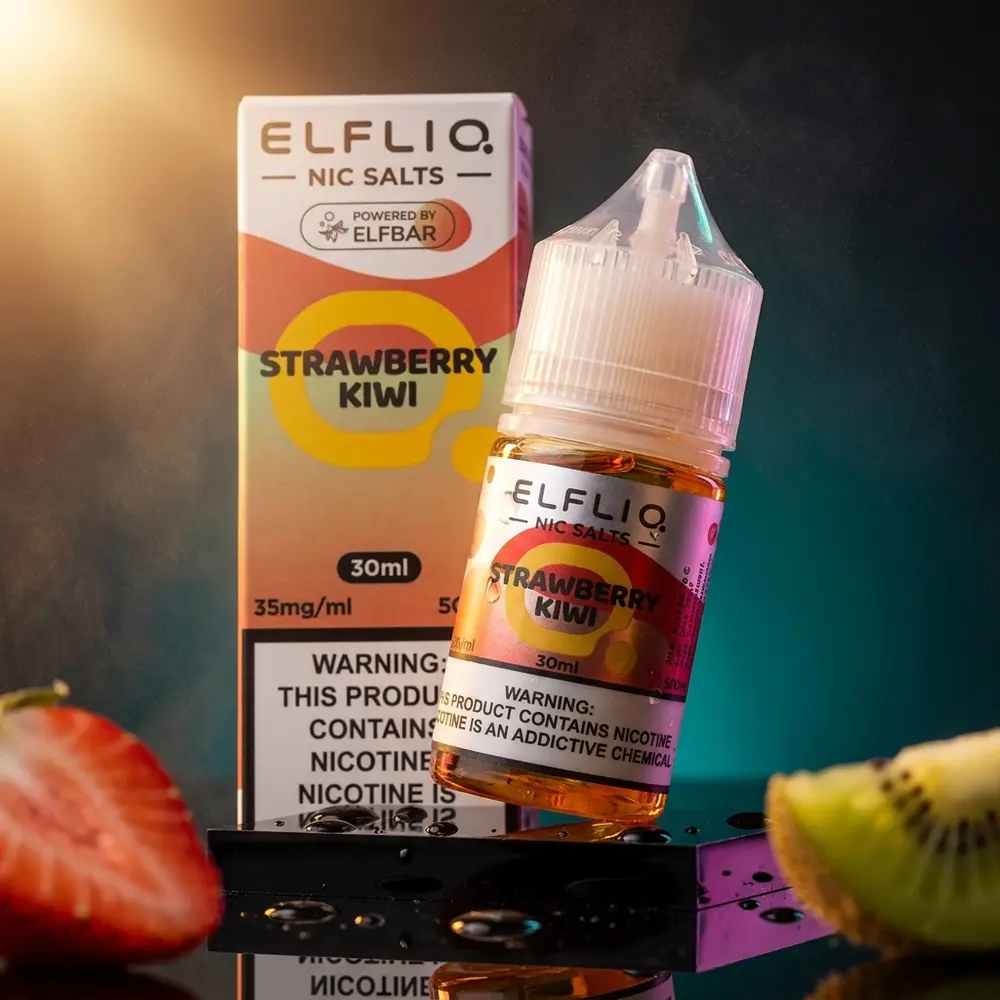Garrafa do líquido Elf Liq Salt Strawberry Kiwi sobre acrílico preto com gotas e fatias de fruta desfocadas - Vapor Gringo