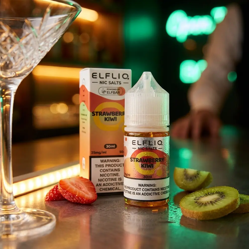 Garrafa Elf Liq Salt Strawberry Kiwi sobre balcão metálico em lounge noturno com luzes neon e fatias de morango e kiwi - Vapor Gringo