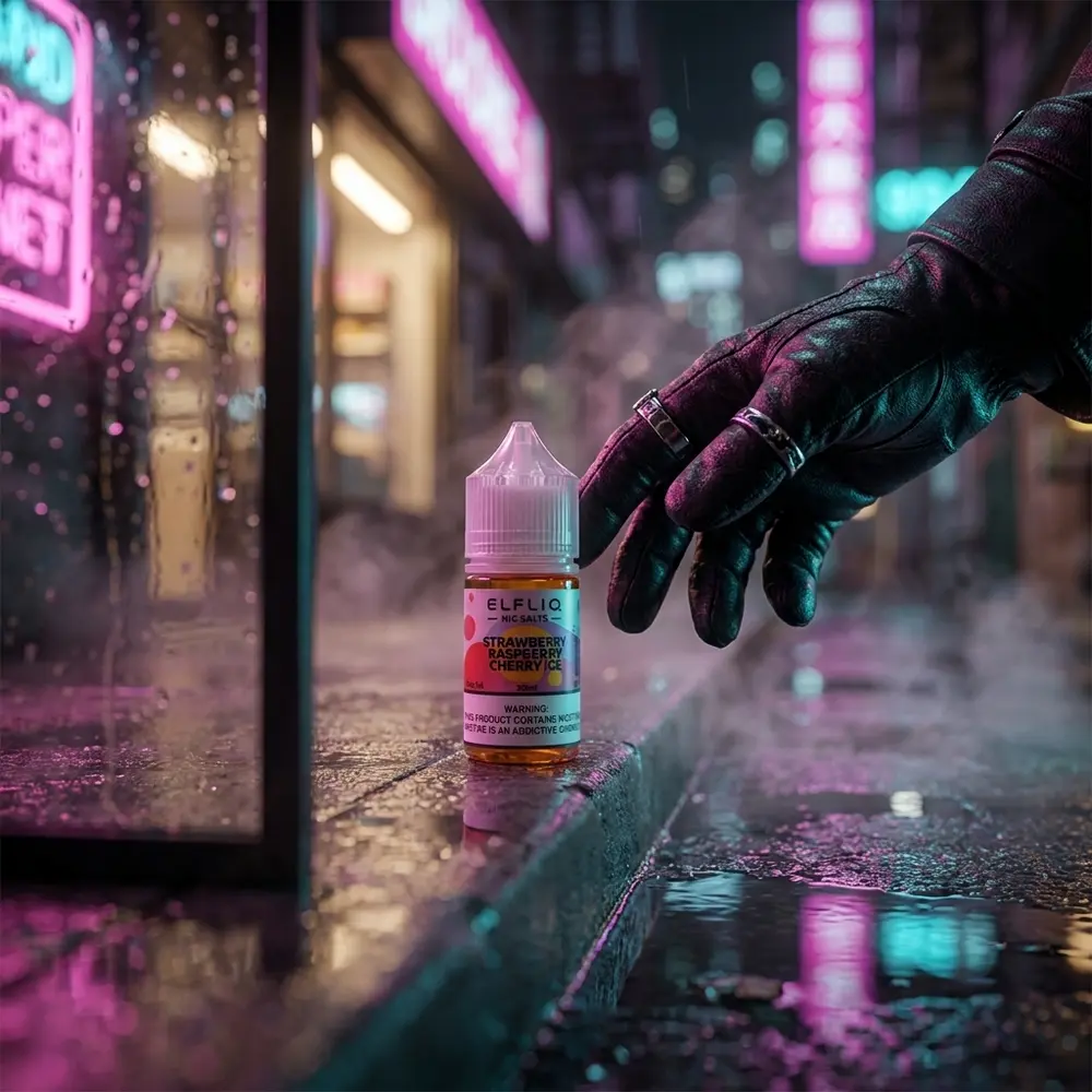 frasco do liquido Elf Liq Salt Strawberry Raspberry Cherry Ice apoiado em borda de cimento molhado com luzes neon e bokeh urbano - Vapor Gringo