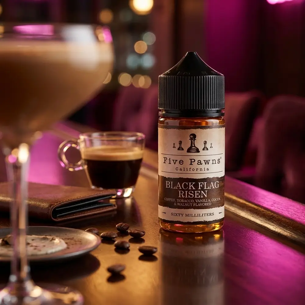 Frasco Liquido Five Pawns Black Flag Risen no balcão de lounge sofisticado, luz âmbar e elementos urbanos desfocados - Vapor Gringo