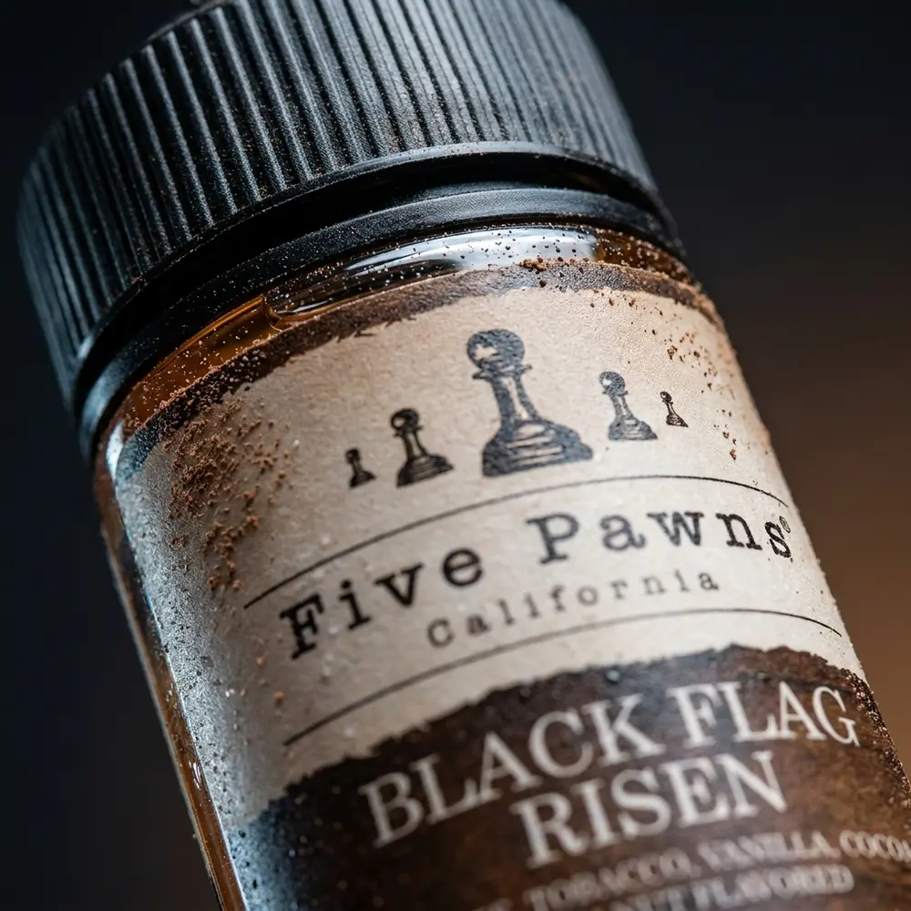 Close-up da etiqueta e bocal do Liquido Five Pawns Black Flag Risen, gotas de condensação e reflexos metálicos - Vapor Gringo