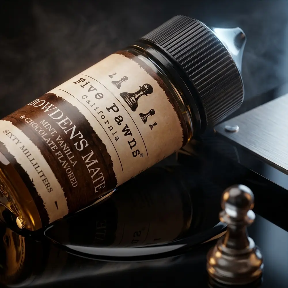 Frontal do e-liquido Five Pawns Bowden's Mate sobre acrilico preto brilhante com luz dramática e reflexos - Vapor Gringo