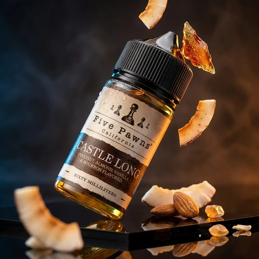 Garrafa Líquido Five Pawns Castle Long sobre acrílico preto com reflexos quentes e lascas de caramelo - Vapor Gringo