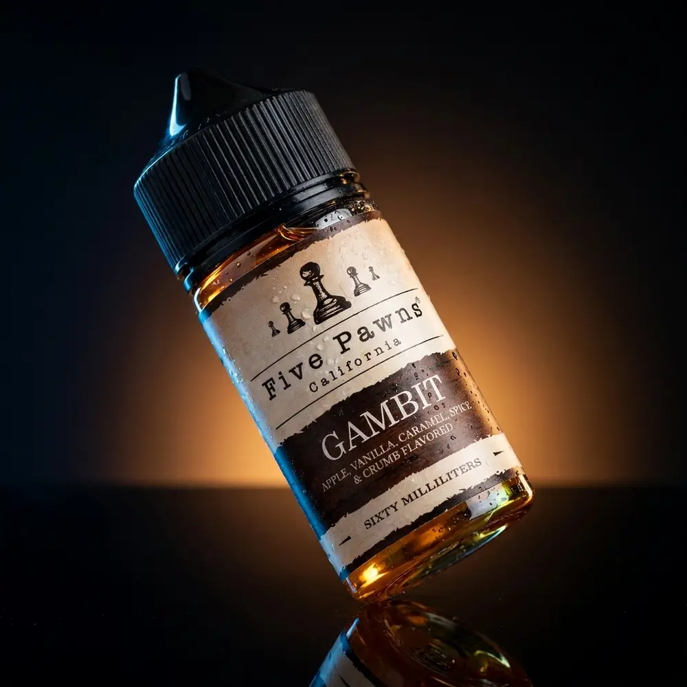 Garrafa de líquido Five Pawns Gambit 60ml com rótulo intacto, condensação e luz dourada sobre superfície preta brilhante. - Vapor Gringo
