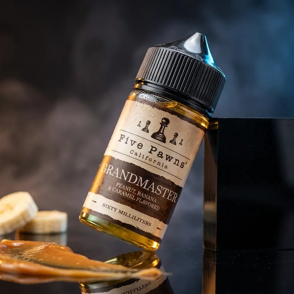 Garrafa Líquido Five Pawns Grandmaster sobre acrílico preto com reflexos quentes de caramelo - Vapor Gringo