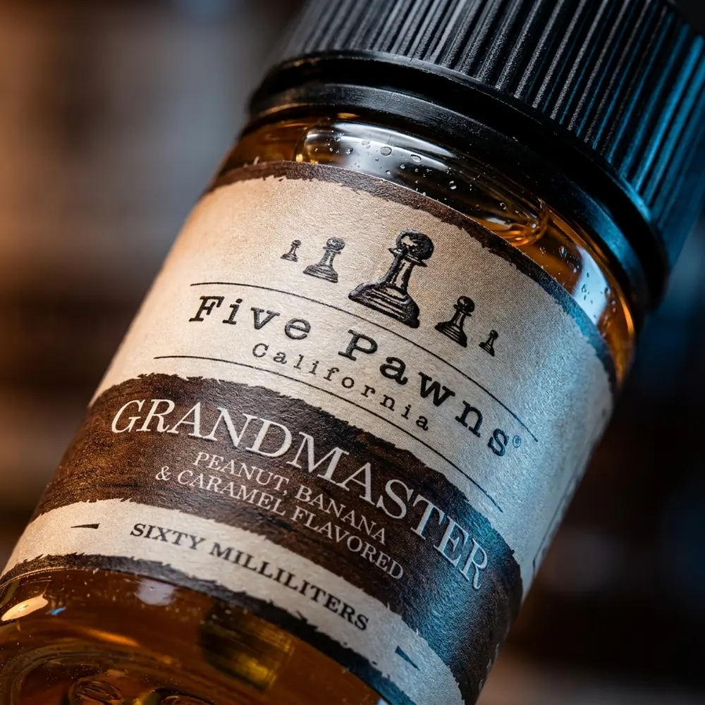 Close-up do rótulo Five Pawns Grandmaster com gotas de condensação e textura do vidro - Vapor Gringo