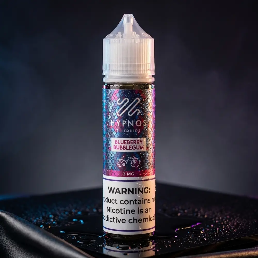 Frasco Líquido Hypnos Blueberry Bubblegum em estúdio escuro com reflexos azuis e gotas de condensação - Vapor Gringo