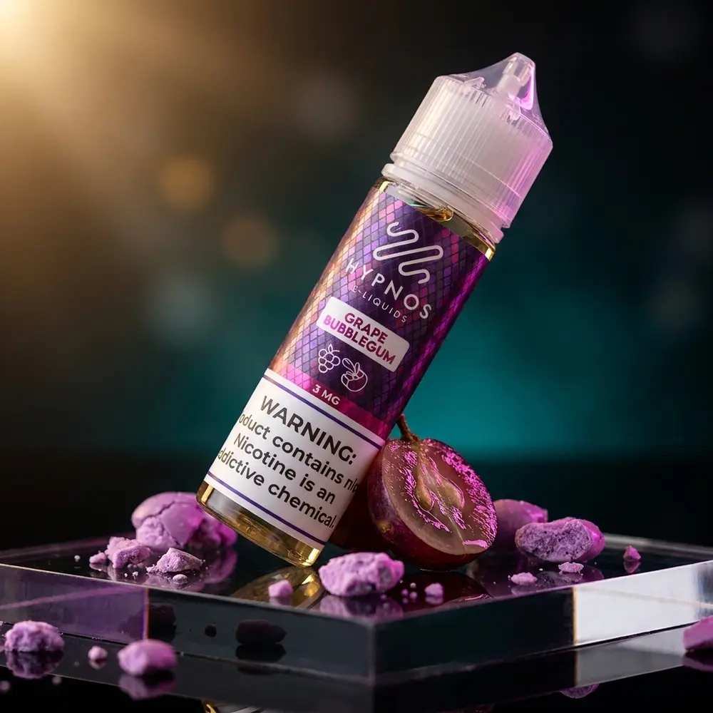 Frasco 60ml Hypnos Grape Bubblegum em acrilico preto com pedaços de chiclete e reflexos roxo-teal - Vapor Gringo