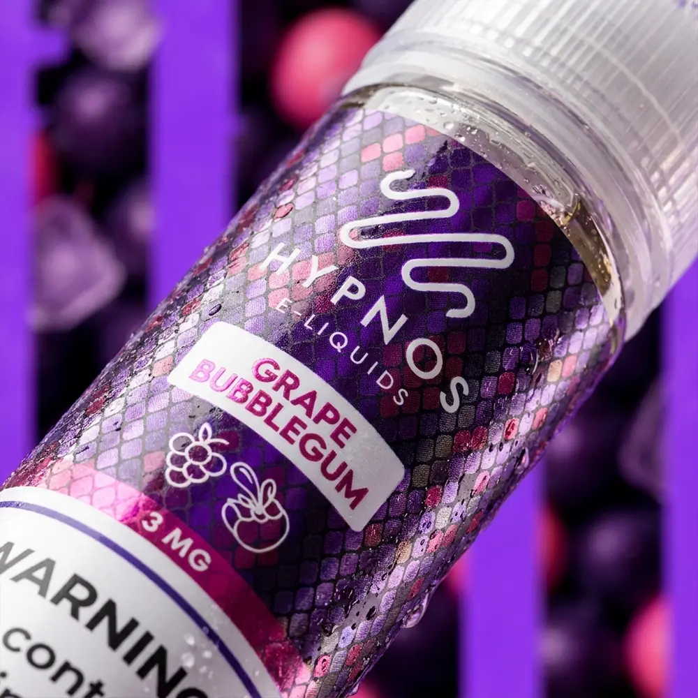 Close-up do rótulo Hypnos Grape Bubblegum mostrando textura do papel, tipografia e gotas de condensação - Vapor Gringo