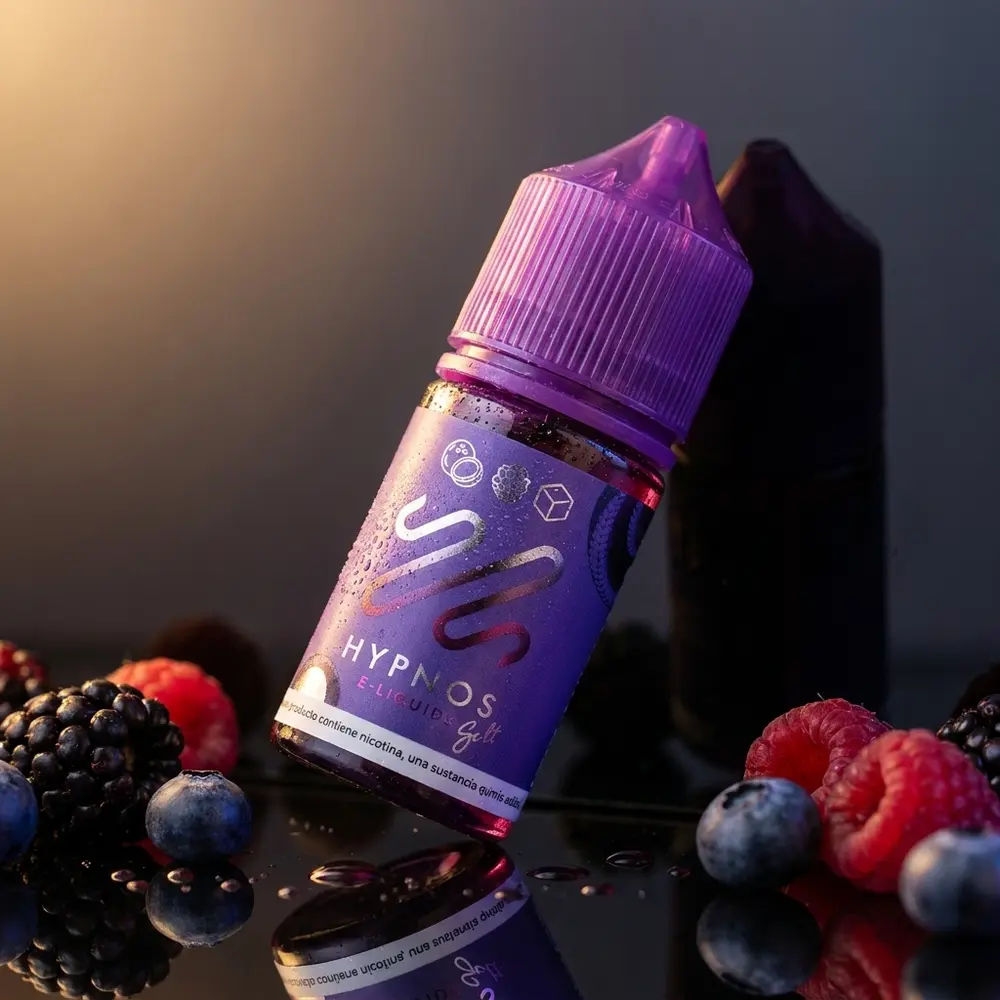Frasco Liquido Hypnos Salt - Berry Mix inclinado sobre acrilico preto com reflexos, gotas e frutas vermelhas sutis - Vapor Gringo