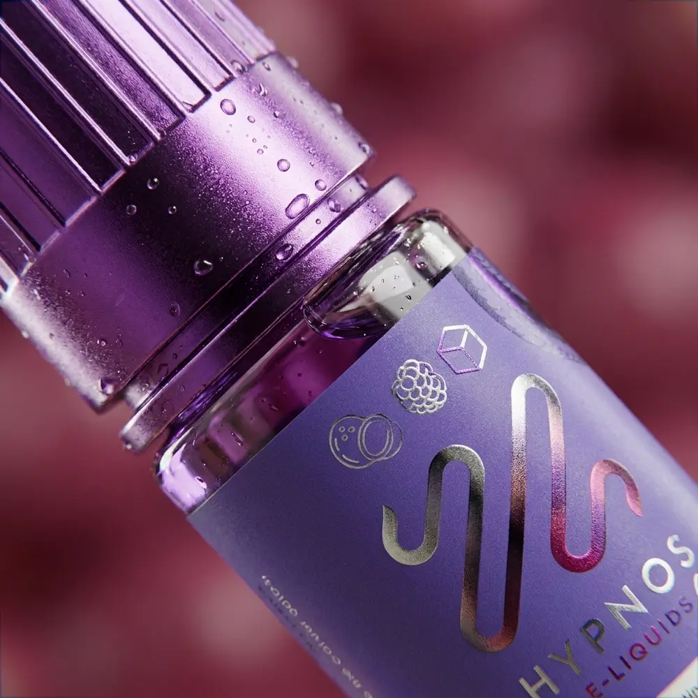 Close do rotulo Hypnos Salt - Berry Mix com gotas de condensacao, textura do vidro e reflexos do bocal metalico - Vapor Gringo