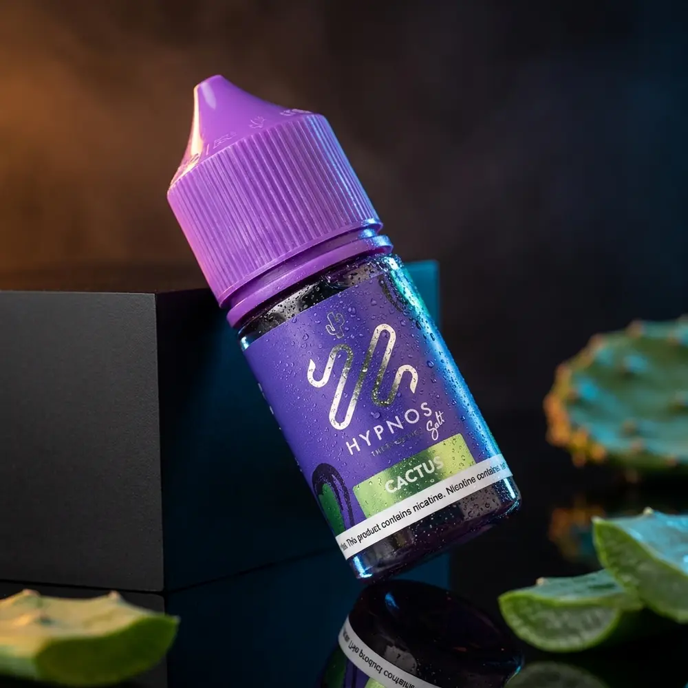 Frasco Líquido Hypnos Salt - Cactus sobre placa acrílica preta com reflexos sutis e luzes ao fundo - Vapor Gringo