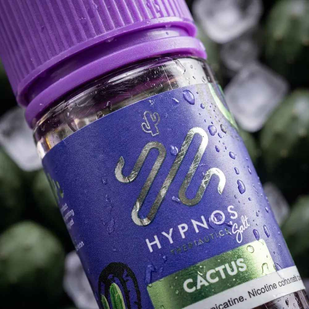 Detalhe do rótulo e bico do Líquido Hypnos Salt - Cactus com gotas de condensação e reflexos no vidro - Vapor Gringo