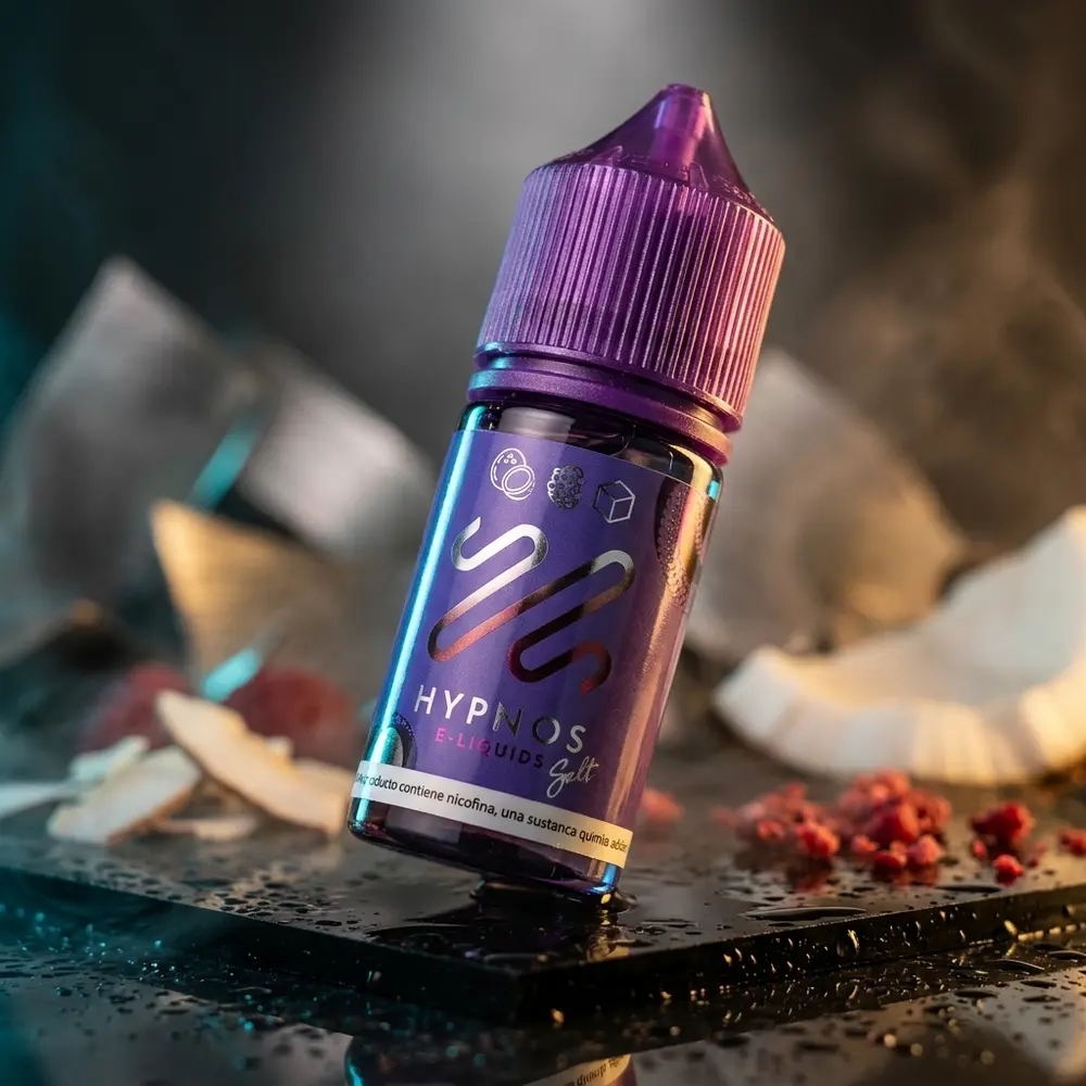 Garrafa Hypnos Salt Coconut Berry sobre base acrilica preta com reflexos frios e quentes, rótulo visível - Vapor Gringo