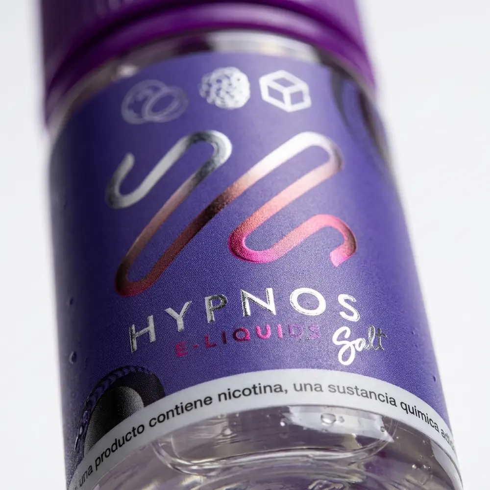 Close-up do rótulo da Hypnos Salt Coconut Berry com gotas de condensação, tipografia e bico visíveis - Vapor Gringo