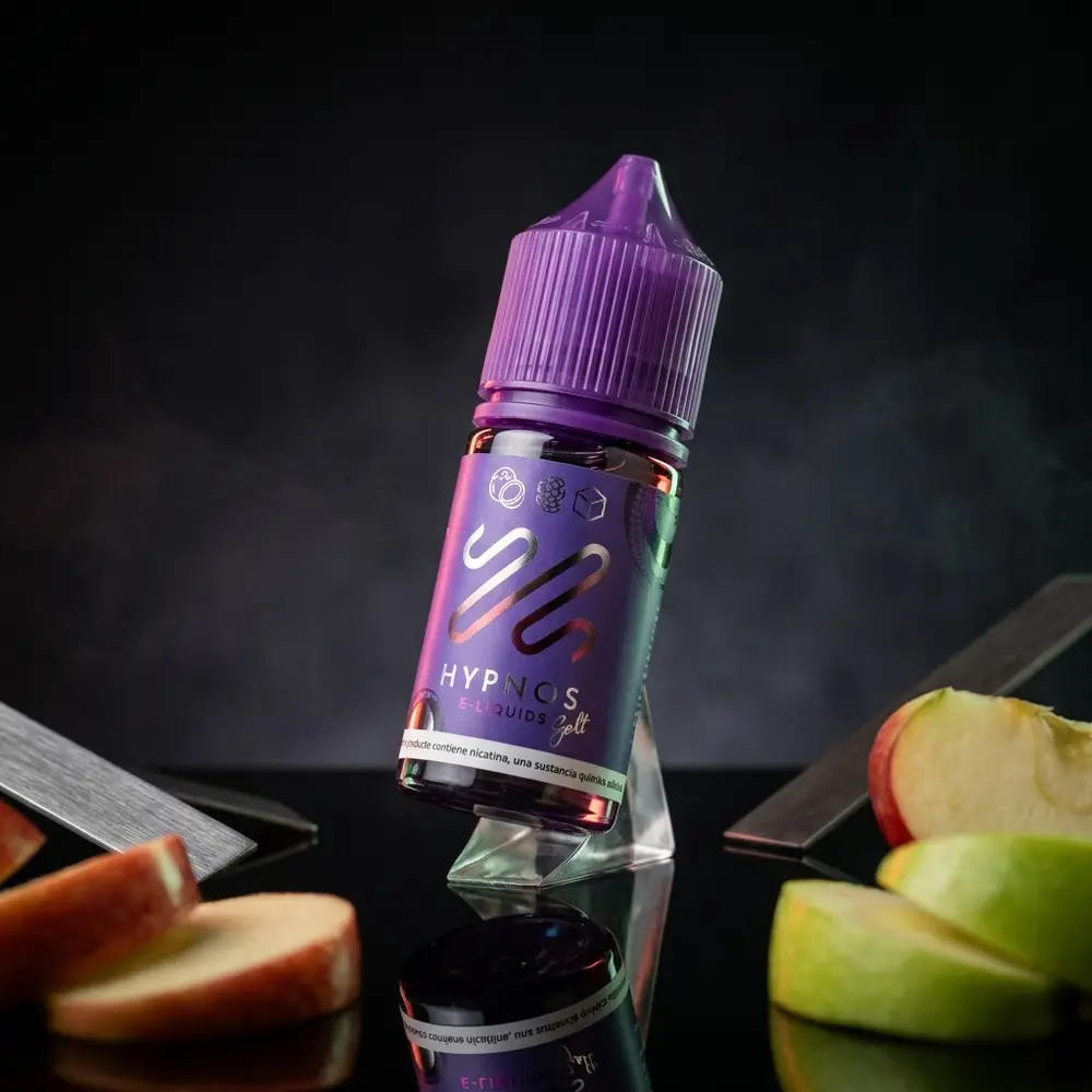 Garrafa Líquido Hypnos Salt Double Apple inclinada sobre acrílico preto com reflexos vermelhos e verdes - Vapor Gringo