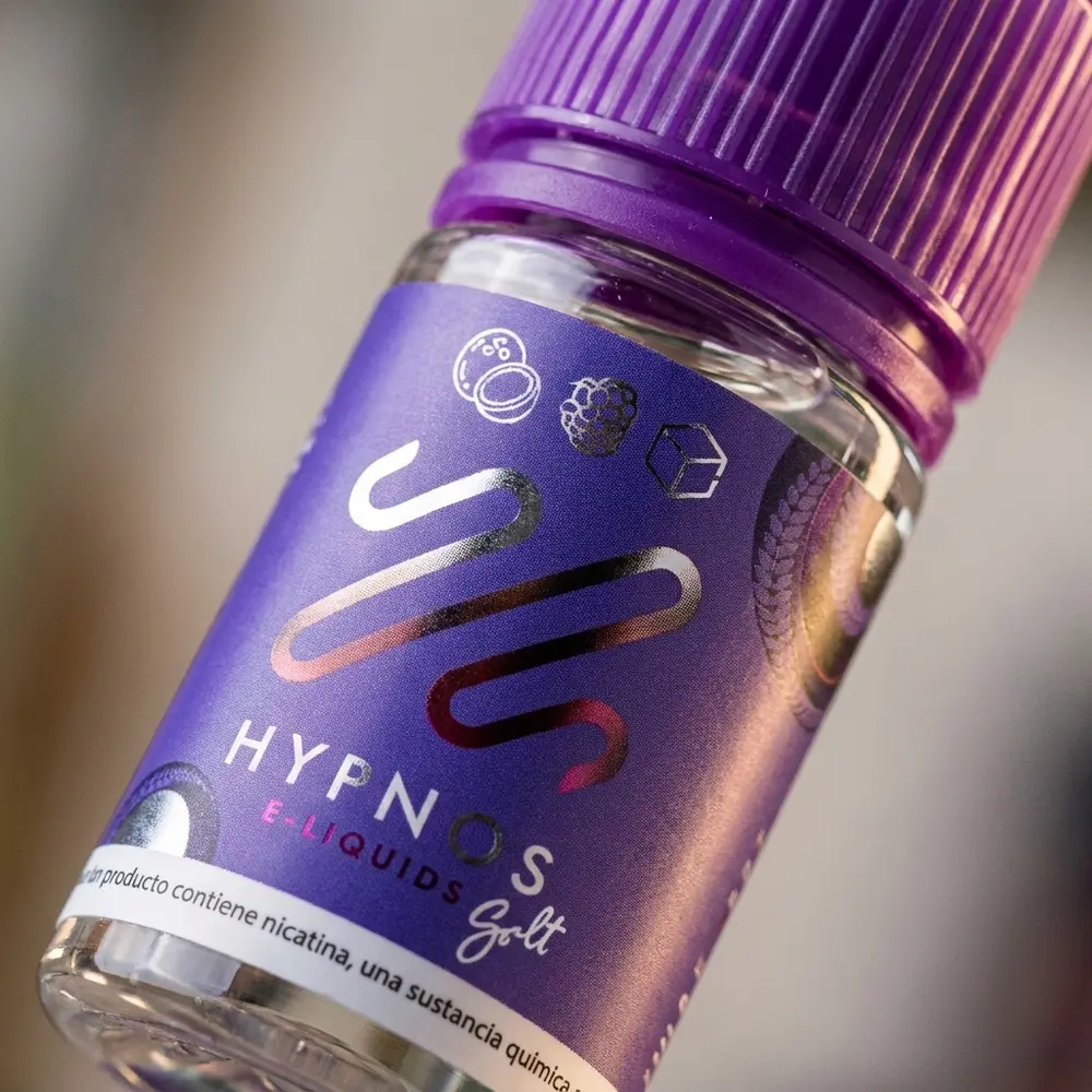 Detalhe da etiqueta, bocal e vidro da garrafa Líquido Hypnos Salt Double Apple com textura e reflexos - Vapor Gringo