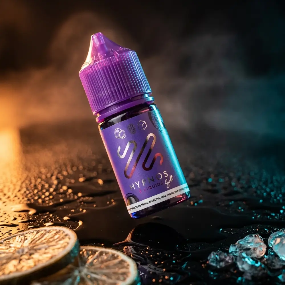 Garrafa Líquido Hypnos Salt Energy 30ml inclinada sobre acrílico molhado com condensacao e reflexos laranja-ciano - Vapor Gringo