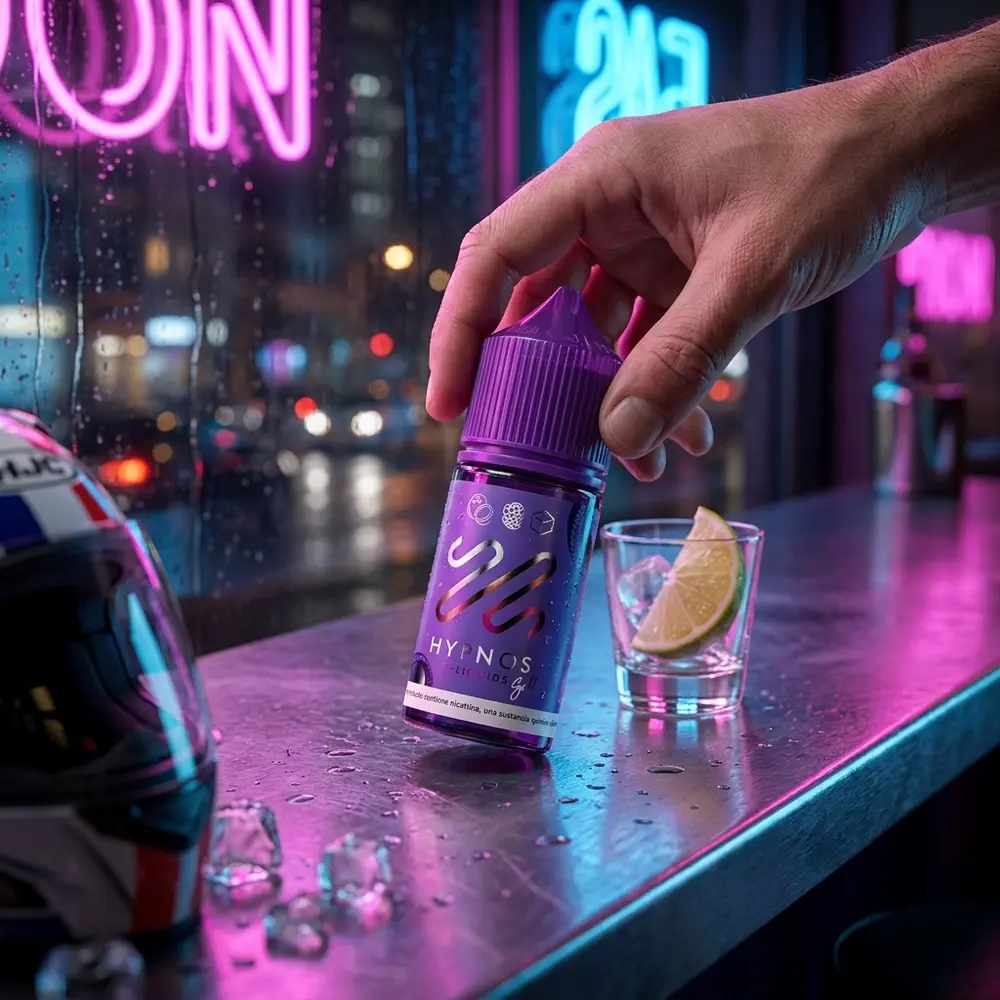 Líquido Hypnos Salt Energy 30ml sobre balcão metálico em cena urbana neon com reflexos magenta e azul - Vapor Gringo
