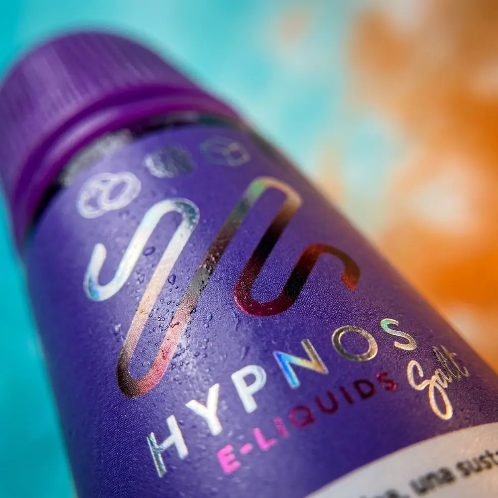 Macro do rótulo e bico do Líquido Hypnos Salt Energy 30ml com gotas de condensacao e micro-reflexos - Vapor Gringo