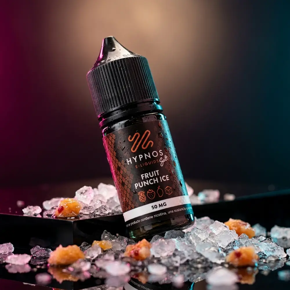 Frasco Hypnos Salt Fruit Punch Ice inclinado sobre base preta molhada com gelo e gotas, rótulo visível - Vapor Gringo